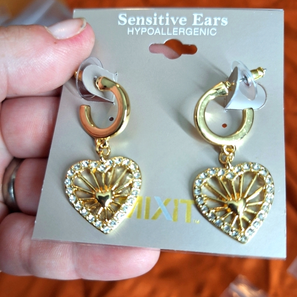 MIXIT HYPOALLERGENIC DANGLING HEART EARRINGS NWT